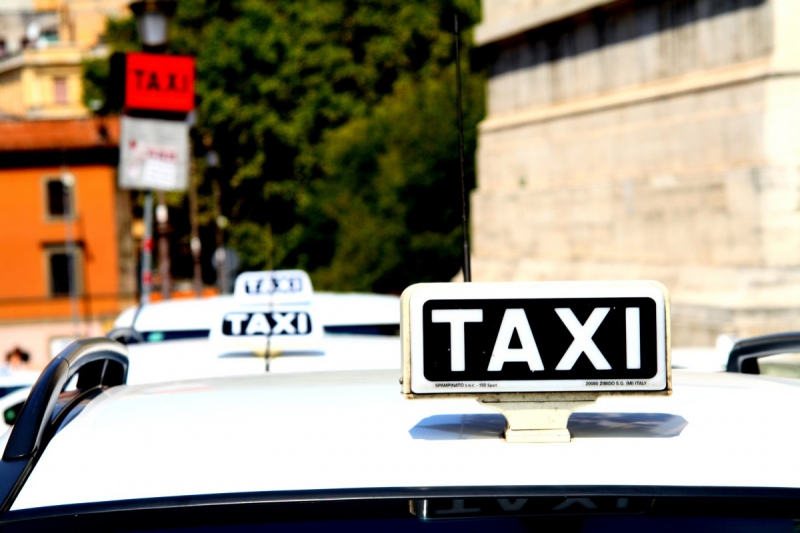 taxis-TARADEAU-min_taxi_auto_rome_road_white-1051610